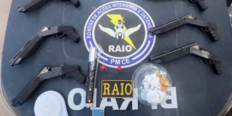 Polícia Militar apreende arsenal e drogas em Juazeiro do Norte após denúncia anônima