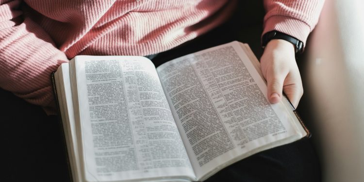 Cresce número de evangélicos no Ceará e no Brasil, enquanto católicos perdem espaço, aponta Censo 2022