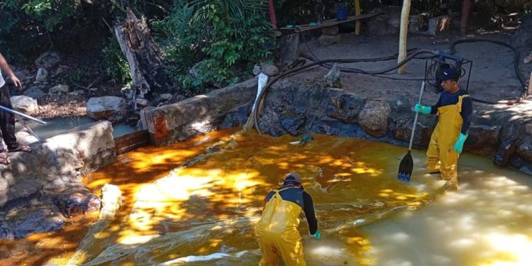 Caminhão com 30 mil litros de óleo de soja tomba em Tianguá e contamina cachoeira