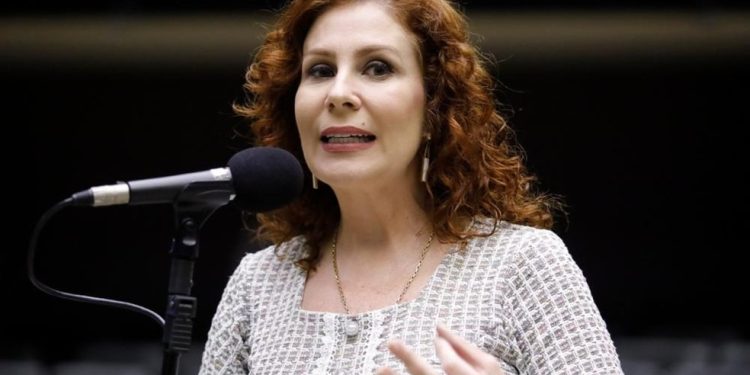 Condenada à prisão pelo STF, Carla Zambelli deixa o Brasil