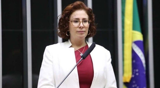 Moraes decreta prisão de Carla Zambelli; ministro aponta fuga para evitar cumprimento de pena