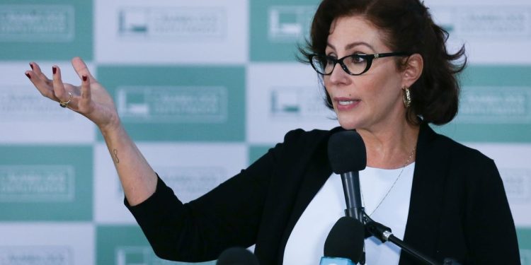 PGR pede prisão preventiva de Carla Zambelli e inclusão da deputada na lista vermelha da Interpol