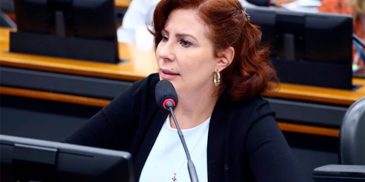 STF abre novo inquérito contra Carla Zambelli por tentativa de obstrução e coação
