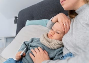 Cuidados com bebês e procura por vacinação deve continuar (Foto: Freepik)