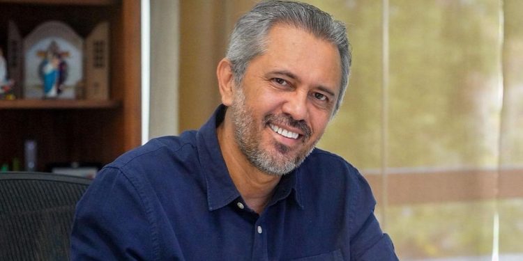 Governo do Ceará antecipa 13º salário de servidores e injeta R$ 2 bilhões na economia, anuncia Elmano