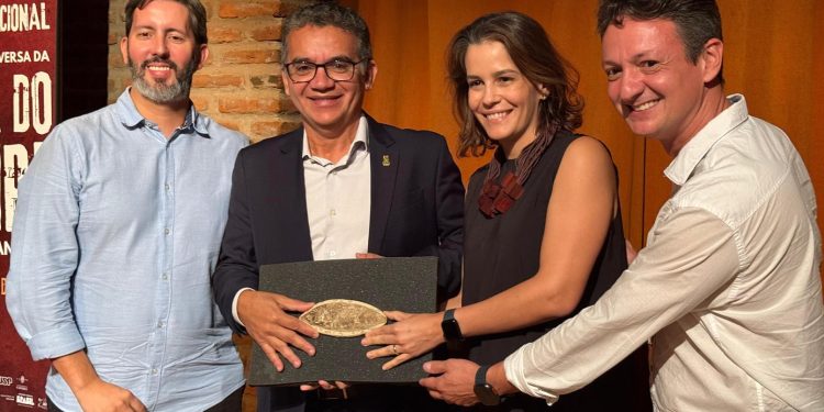 Fóssil retirado ilegalmente do Brasil é devolvido pela Itália e entregue à URCA