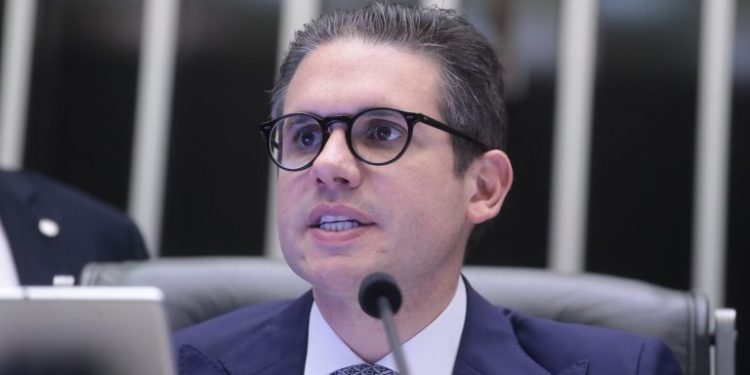 Câmara propõe acúmulo de aposentadoria e salário para parlamentares, em meio a cobranças por corte de gastos