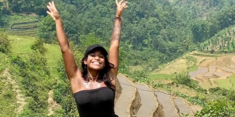 Brasileira que caiu em penhasco na Indonésia é encontrada morta após quatro dias de buscas