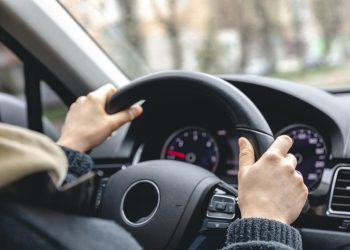 Habilitação gratuita para pessoas de baixa renda: nova lei permite uso de multas de trânsito para custear CNH