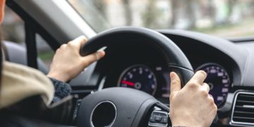 Habilitação gratuita para pessoas de baixa renda: nova lei permite uso de multas de trânsito para custear CNH