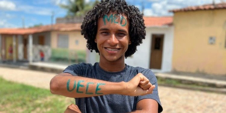 Filho de agricultores do Cariri, jovem realiza sonho de infância ao cursar Medicina