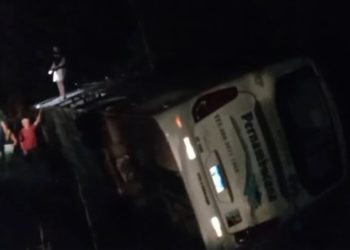 Ônibus tombou às margens da CE-494 e deixou passageiros feridos no Crato na noite desta quinta-feira (26) (Foto: Reprodução)