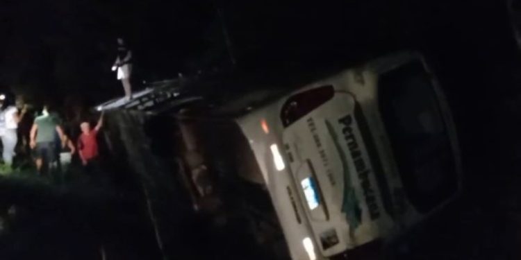 Ônibus tomba na CE-494, no Crato, e deixa feridos; uma pessoa ficou presa às ferragens