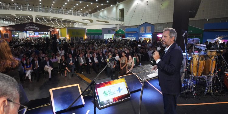 Elmano de Freitas anuncia isenção de cobrança de água para irrigação e construção de novo Parque de Exposições