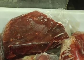 Carnes com plástico já foram substituídas, informa a prefeitura (Foto: Reprodução)