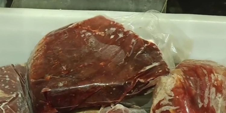 Plástico na carne e excesso de soja: merenda escolar em Juazeiro do Norte vira alvo de denúncias e críticas