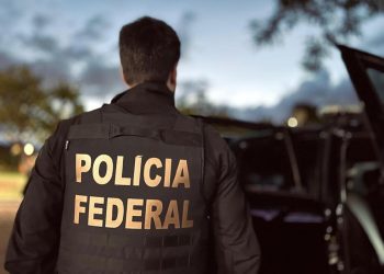 Agentes da Polícia Federal cumprem mandados de busca, apreensão e prisão em Juazeiro do Norte (Foto: Divulgação/PF)