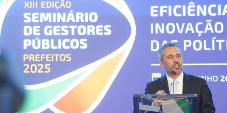 Elmano de Freitas anuncia sistema integrado de segurança com municípios durante seminário de gestores