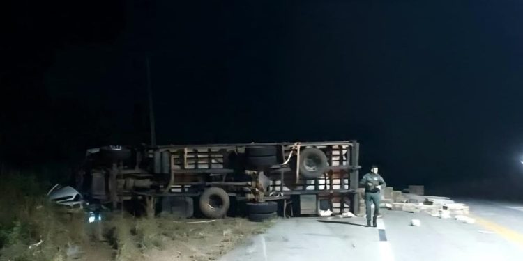 Tragédia na CE-187: colisão entre carro e caminhão deixa seis mortos da mesma família no Interior do Ceará