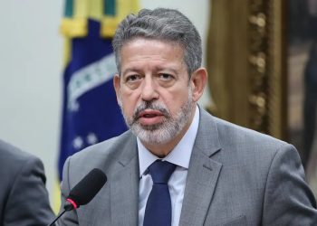 Arthur Lira (PP-AL), relator do projeto de lei, manteve em 10% a alíquota máxima a ser cobrada das pessoas que ganham a partir de R$ 1,2 milhão por ano (Foto: Kayo Magalhães/Agência Câmara)