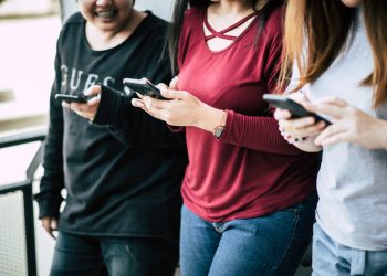 Pesquisa identifica 20,5 milhões de brasileiros sem acesso à internet (Foto: jcomp/Freepik)