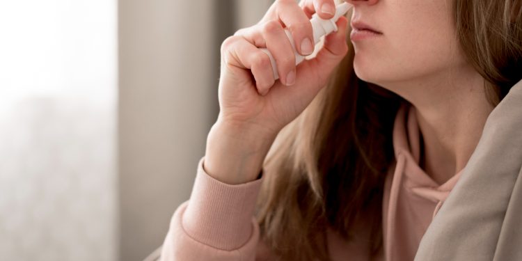 Uso excessivo de descongestionante nasal pode causar dependência e riscos ao coração, alertam médicos