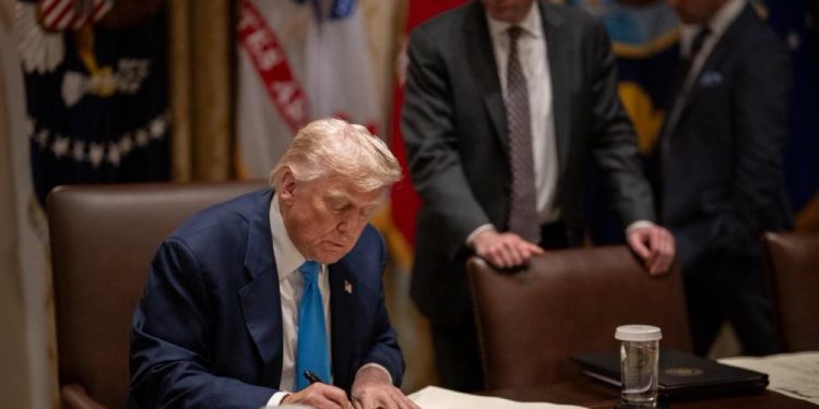 Trump impõe tarifa de 50% a produtos do Brasil, mas preserva setores estratégicos