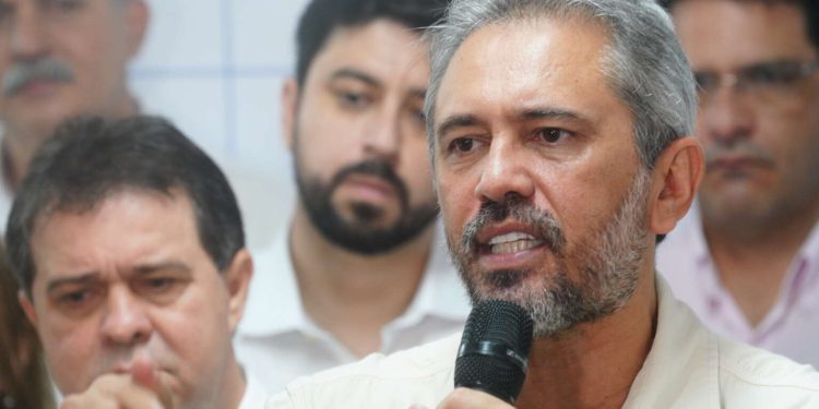 Elmano avalia comprar pescados e castanha para hospitais e escolas como resposta ao tarifaço dos EUA