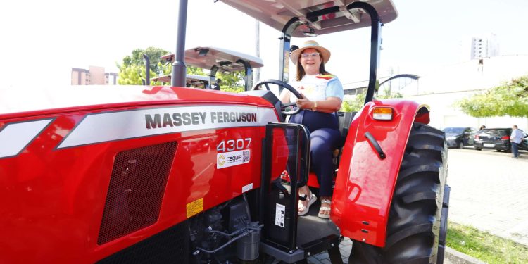 Governo do Ceará entrega 40 tratores e equipamentos agrícolas para agricultores familiares de 32 municípios