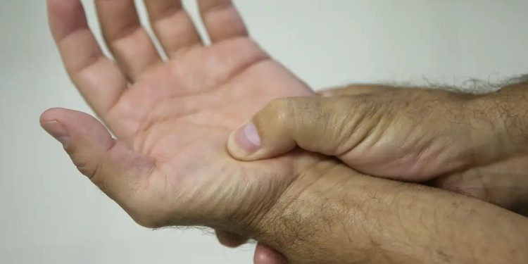 Lula sanciona lei que reconhece pessoas com fibromialgia como PcD; saiba o que muda