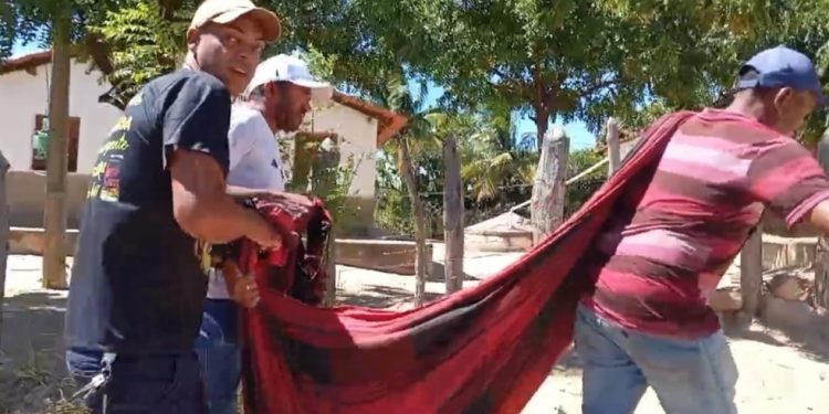 Homem é carregado em rede por falta de acesso de ambulância em Missão Velha