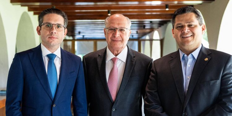 Motta e Alcolumbre citam soberania, apoiam Lula e isolam Bolsonaro