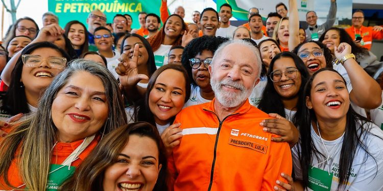 ‘País vai ter pela primeira vez um presidente eleito 4 vezes’, diz Lula sobre reeleição