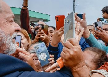 Em um cenário hipotético de primeiro turno em 2026 com os mesmos candidatos de 2022, Lula sairia na frente do ex-presidente Jair Bolsonaro (PL) (Foto: Ricardo Stuckert/PR)