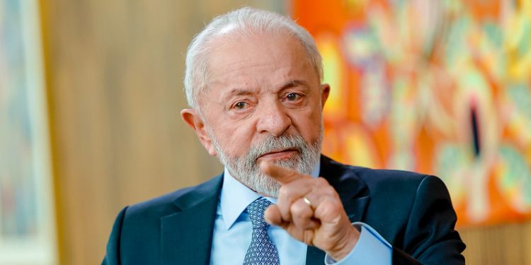 Lula assina decreto que regulamenta Lei da Reciprocidade em resposta a tarifaço dos EUA