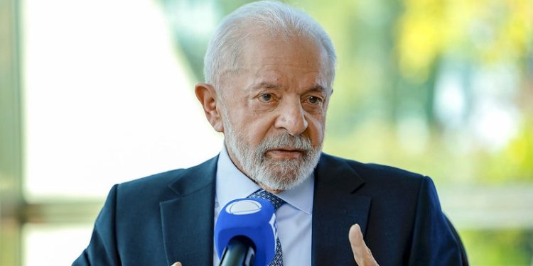 Lula vê ‘interferência inaceitável’ dos EUA com vistos e dá apoio ao STF
