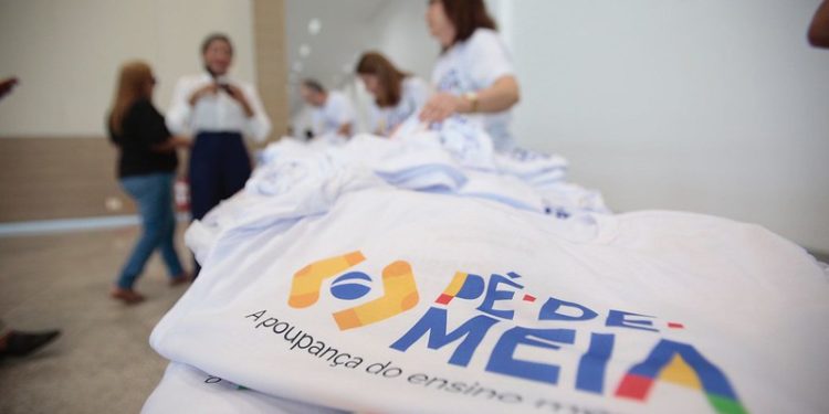 MEC inicia pagamento da 5ª parcela do Pé-de-Meia para estudantes do ensino médio
