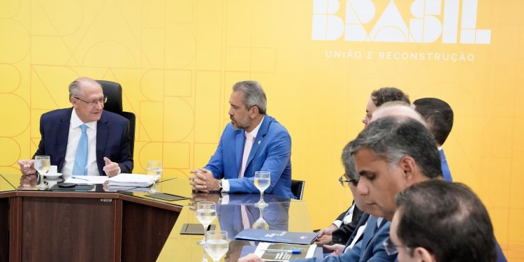 Elmano anuncia criação de grupo de trabalho com Governo Federal e empresários para enfrentar tarifaço dos EUA