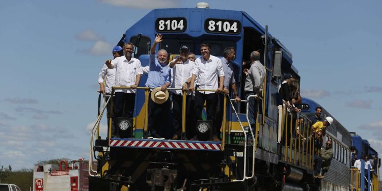 Ao lado de Elmano em viagem de trem ao Cariri, Lula anuncia R$ 1,4 bilhão para Transnordestina