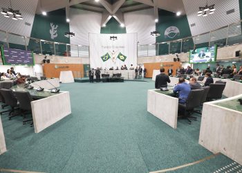 A proposta, lida em plenário na última terça-feira (5), foi apresentada pelo governador Elmano de Freitas (PT) (Foto: Junior Pio/Alece)