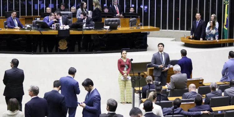 Câmara aprova pagamento extra a servidores do INSS para acelerar revisão de benefícios