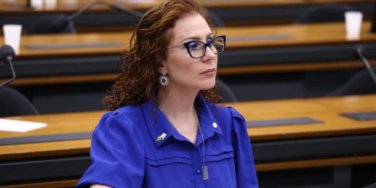 STF condena Carla Zambelli a 5 anos e 3 meses de prisão por porte ilegal de arma e constrangimento ilegal