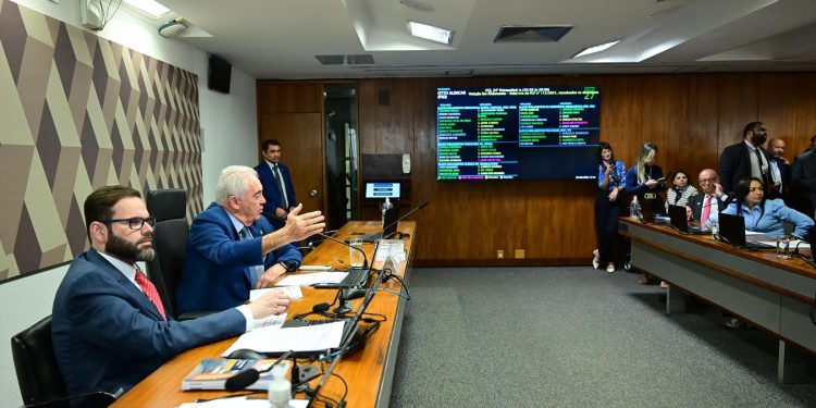 CCJ do Senado aprova destaque que prevê voto impresso nas eleições