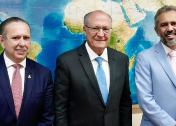 O governador Elmano de Freitas se reuniu, nesta quinta-feira (7), em Brasília, com o vice-presidente Geraldo Alckmin, acompanhado do secretário do Desenvolvimento Econômico do Ceará, Domingos Filho (Foto: Cadu Gomes/VPR)