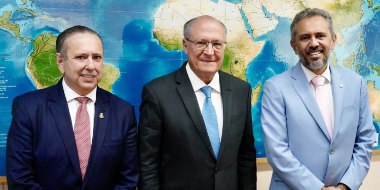 Exportadores cearenses serão incluídos em pacote do governo federal contra tarifaço dos EUA, garante Elmano