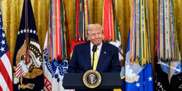 Trump chama Brasil de “péssimo parceiro comercial” e classifica processo contra Bolsonaro como “execução política”