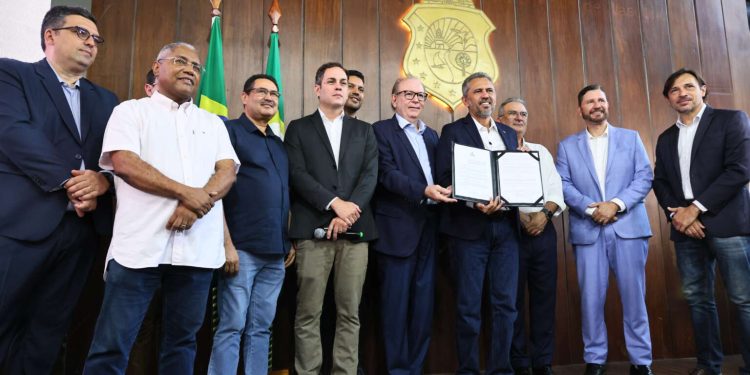 Elmano de Freitas assina decreto de apoio a exportadores cearenses prejudicados por tarifaço dos EUA