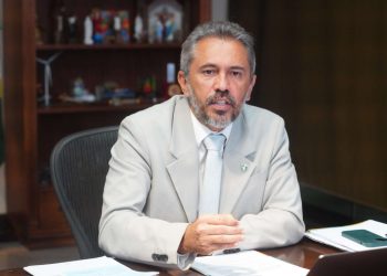 O governador Elmano de Freitas anunciou um conjunto de medidas de socorro às empresas cearenses afetadas pelo tarifaço dos EUA (Foto: Carlos Gibaja/Governo do Ceará)