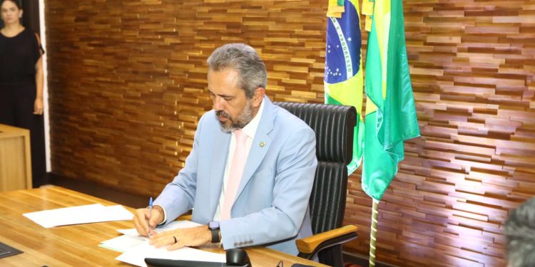 Elmano de Freitas sanciona pacote de medidas para mitigar impacto da taxação dos EUA sobre exportações cearenses