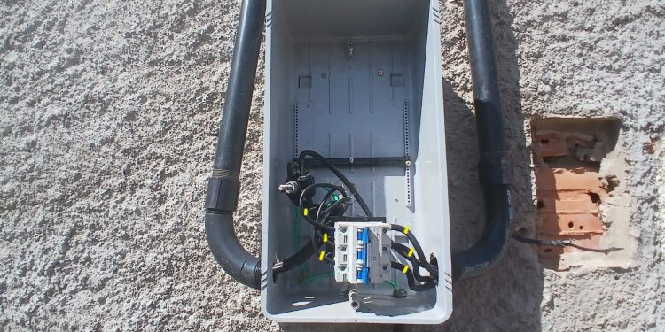 Casal é preso em flagrante por furto de energia elétrica no bairro Granjeiro, em Crato